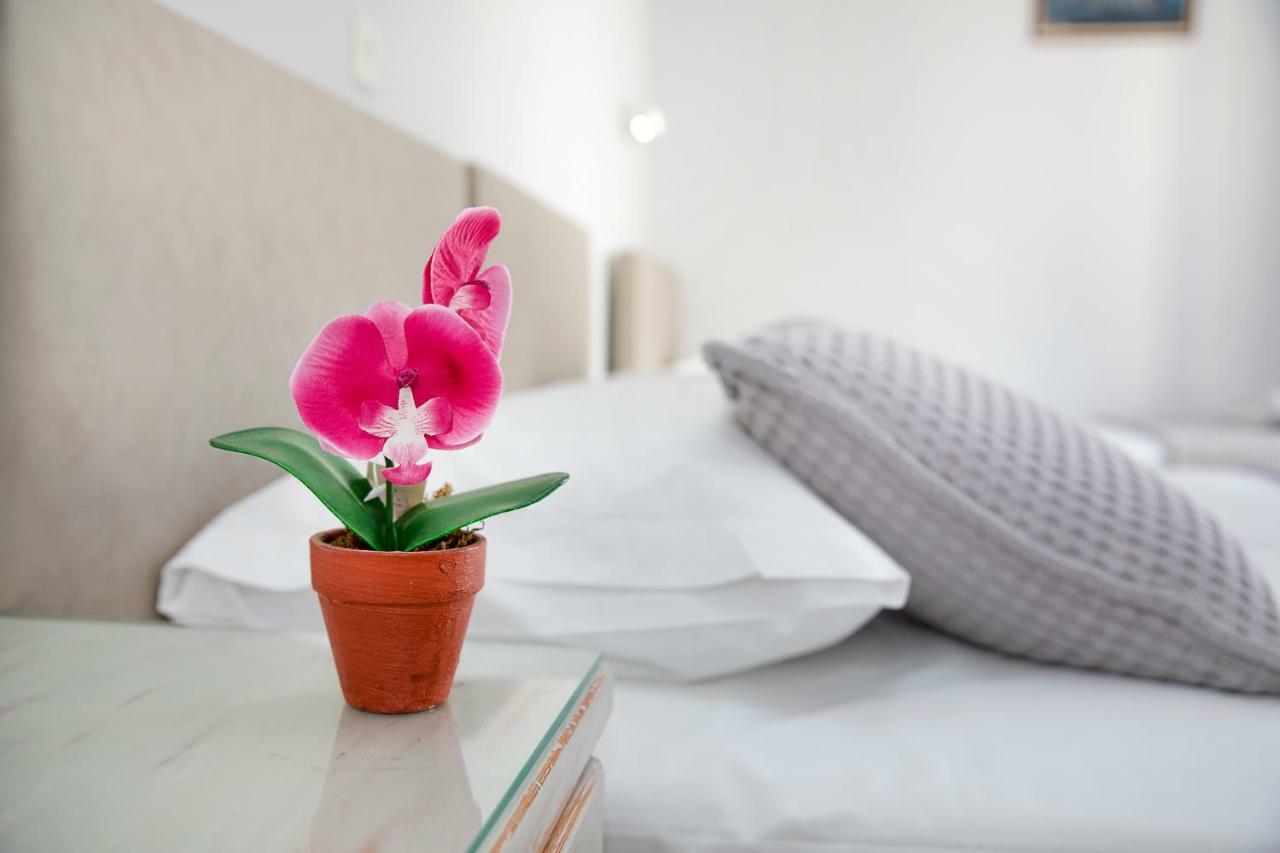 Lalos Rooms Parikia  Ngoại thất bức ảnh
